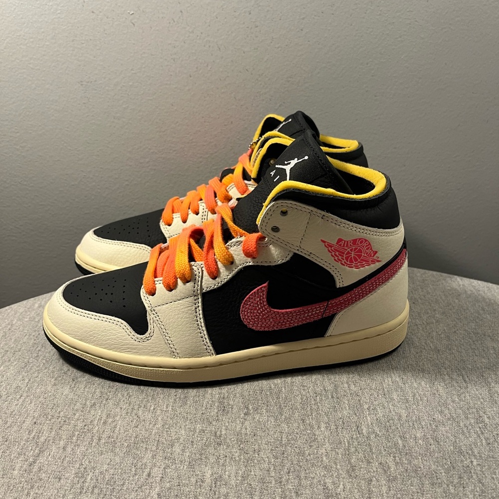 Nike Air Jordan 1 Mid SE Edge Pale Ivory Racer Pink Women size 7.5 IB7007-107 - Picture 4 of 11